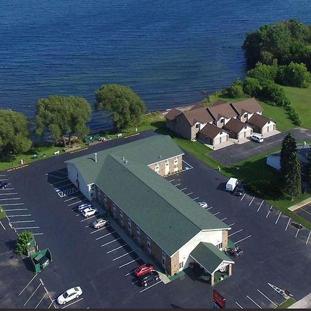 Econo Lodge On The Bay Menominee Exterior photo