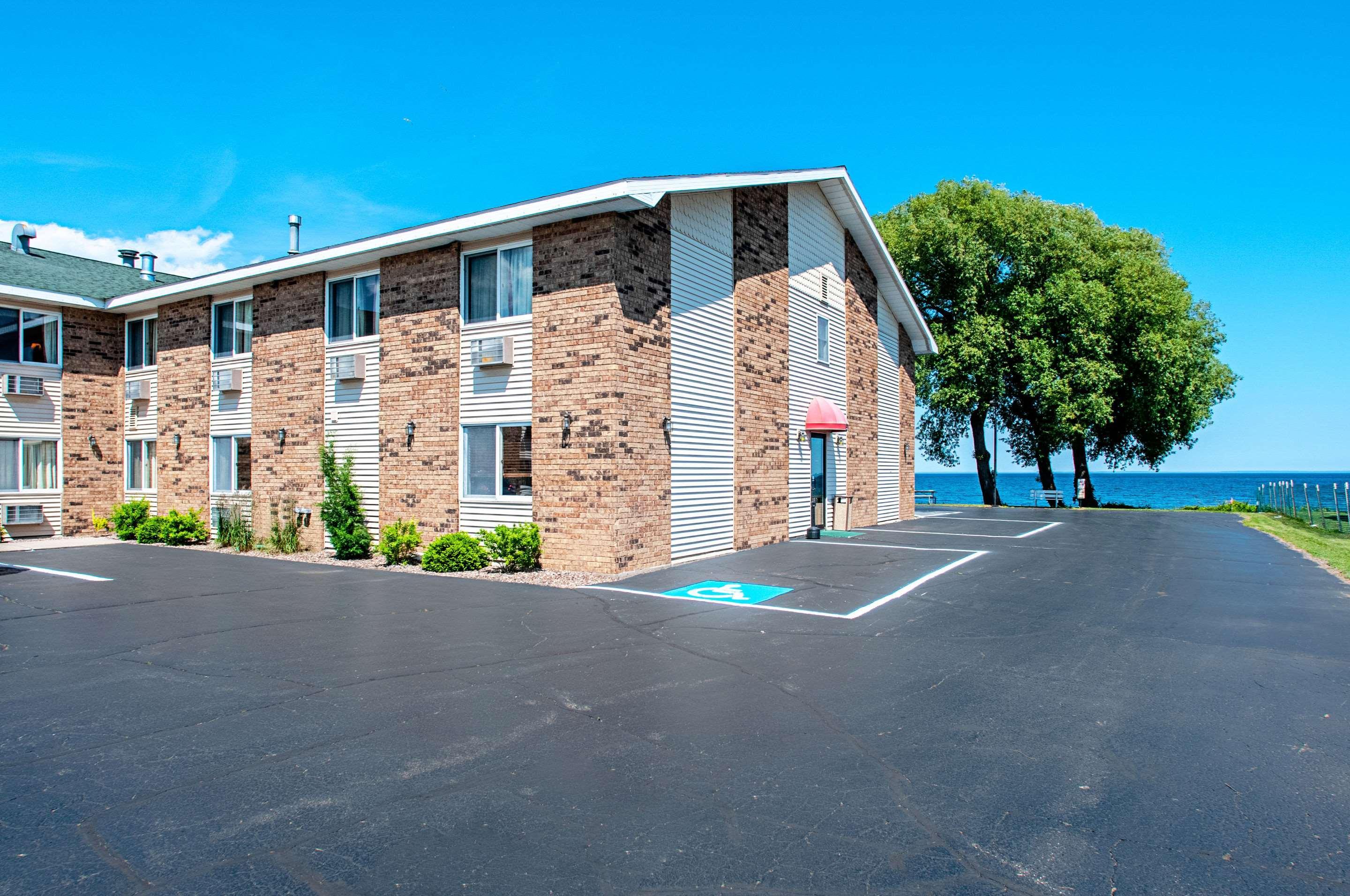 Econo Lodge On The Bay Menominee Exterior photo