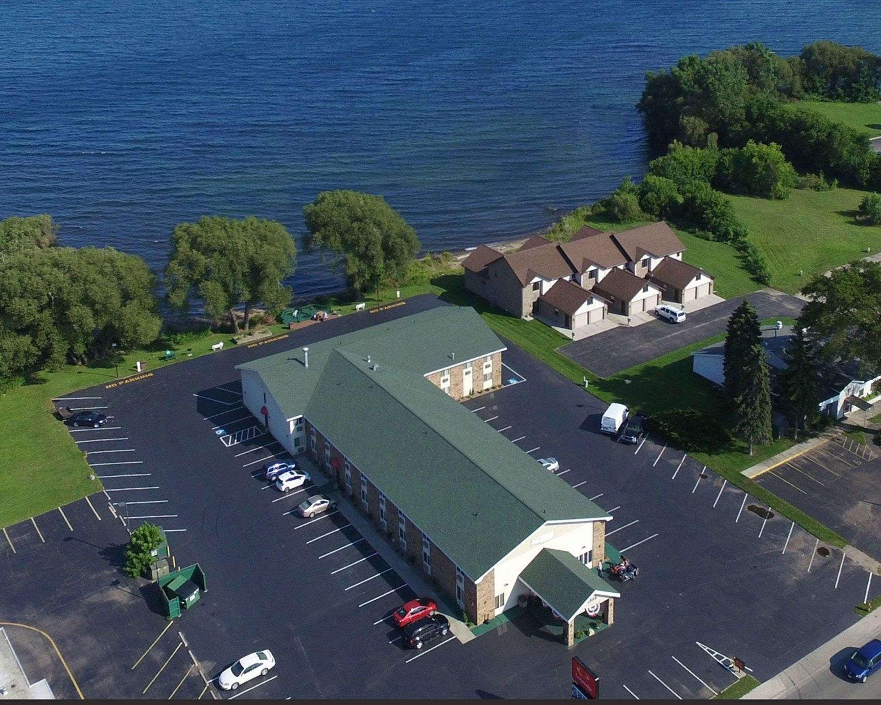 Econo Lodge On The Bay Menominee Exterior photo