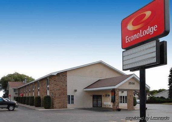 Econo Lodge On The Bay Menominee Exterior photo