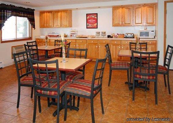 Econo Lodge On The Bay Menominee Restaurant photo
