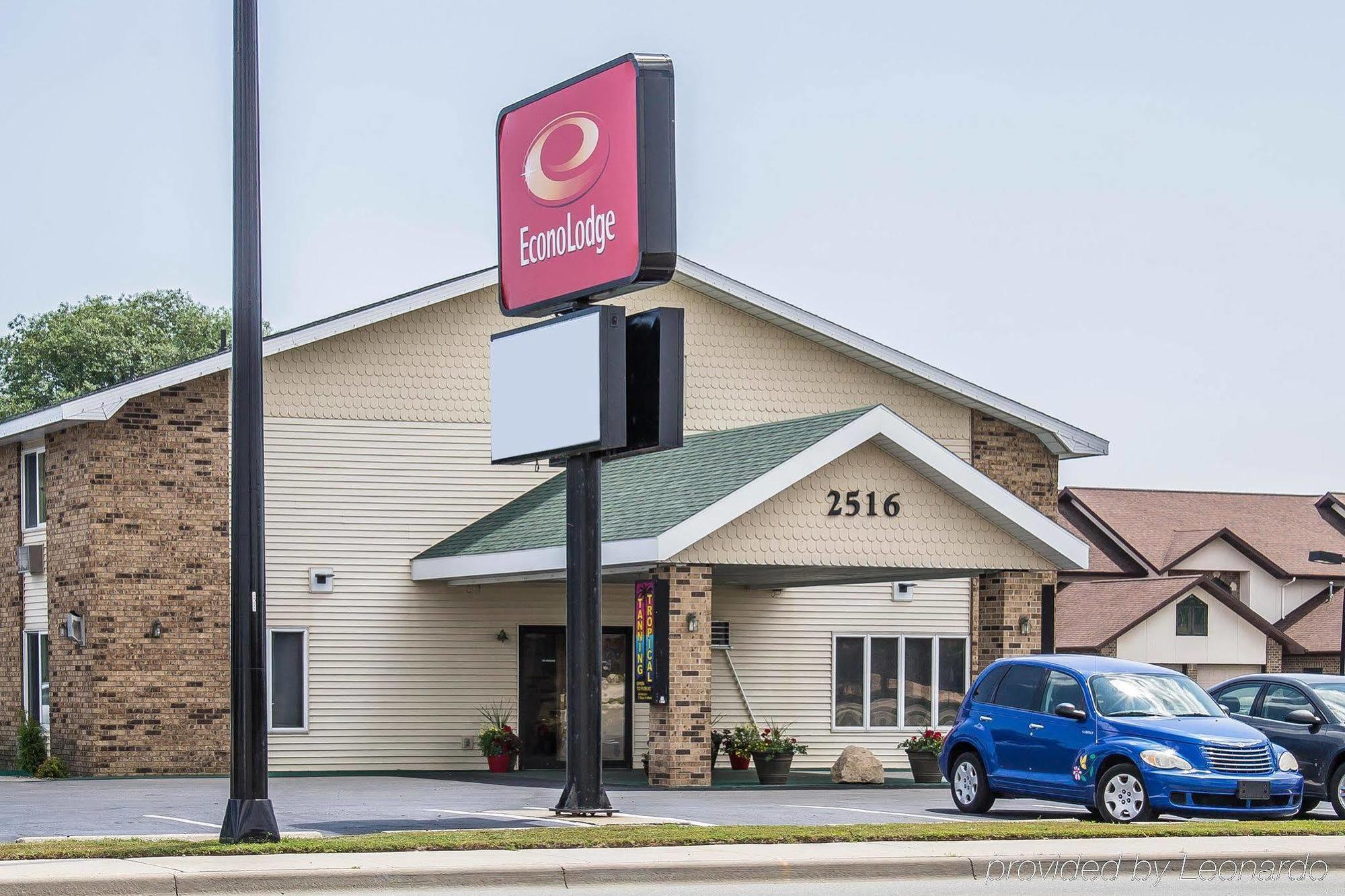 Econo Lodge On The Bay Menominee Exterior photo