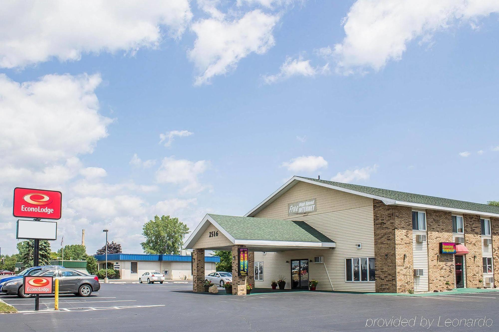 Econo Lodge On The Bay Menominee Exterior photo