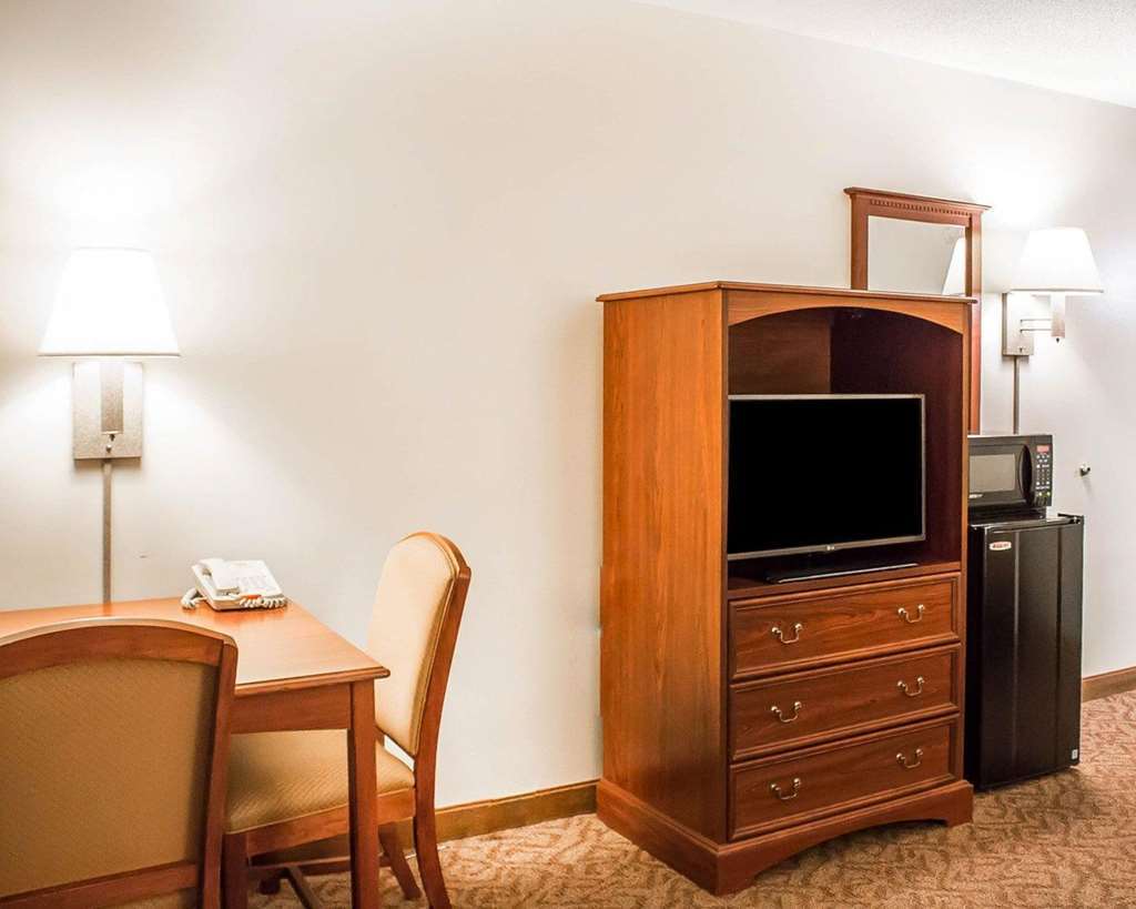 Econo Lodge On The Bay Menominee Room photo