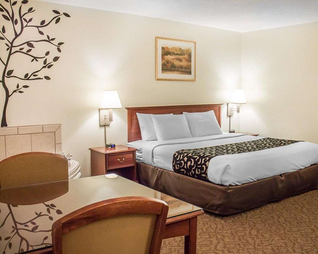 Econo Lodge On The Bay Menominee Room photo