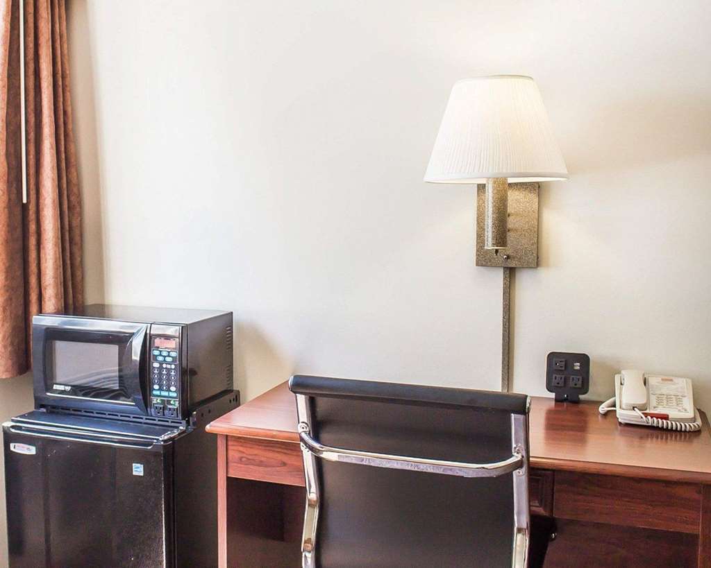 Econo Lodge On The Bay Menominee Room photo