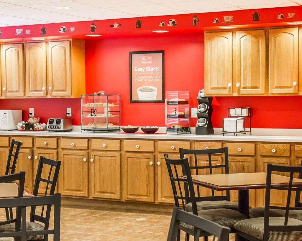 Econo Lodge On The Bay Menominee Restaurant photo